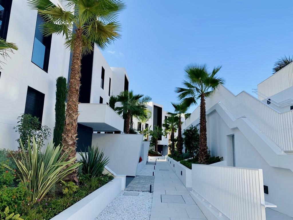 Piso de 3 Dormitorios y 2 Baños en venta en Nueva Andalucía, Marbella