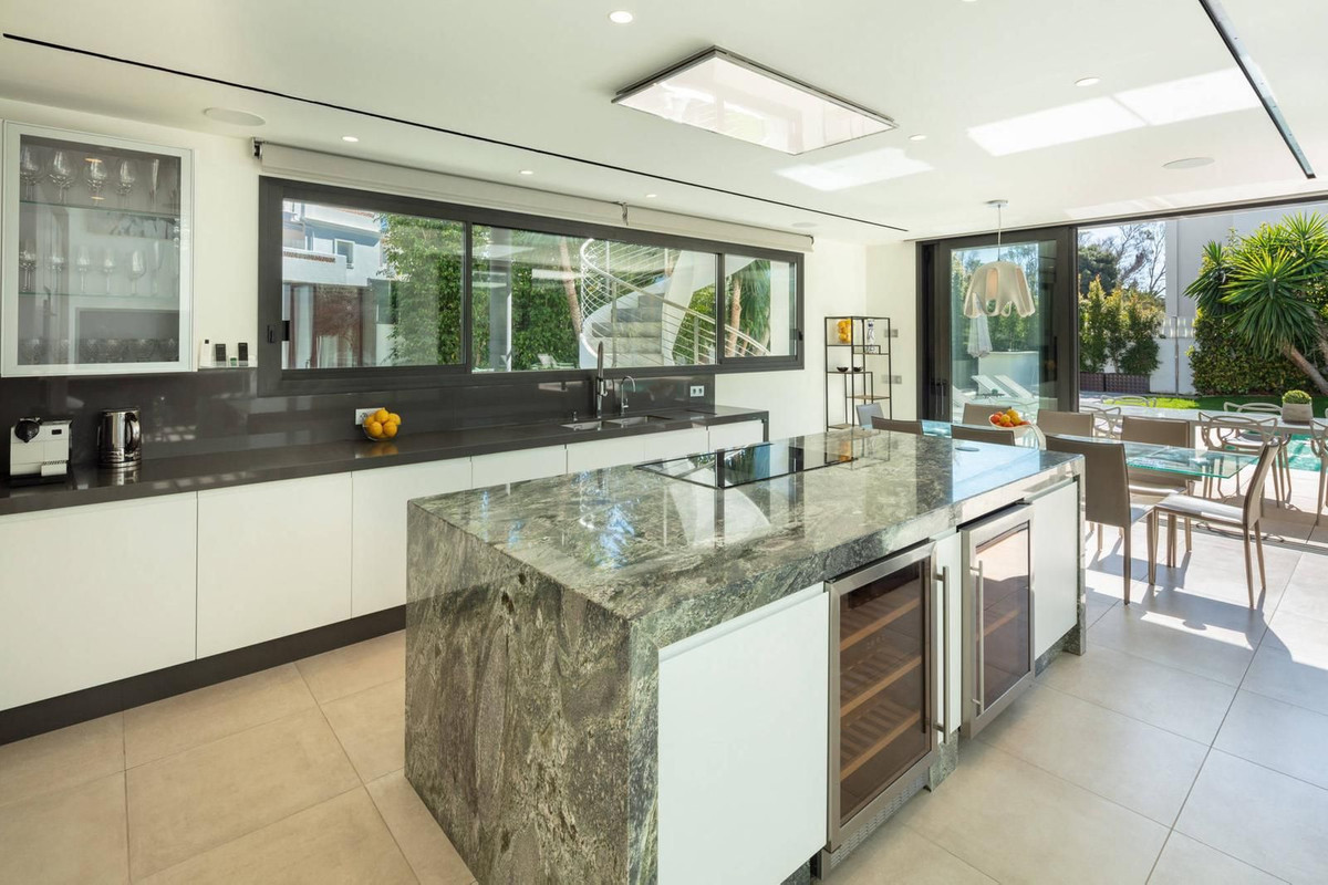 Casa de 7 Dormitorios y 7 Baños en venta en Puerto Banús