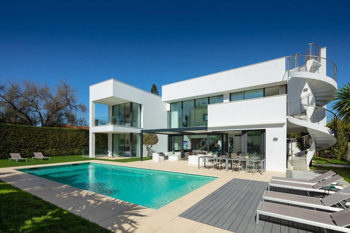 Casa de 7 Dormitorios y 7 Baños en venta en Puerto Banús