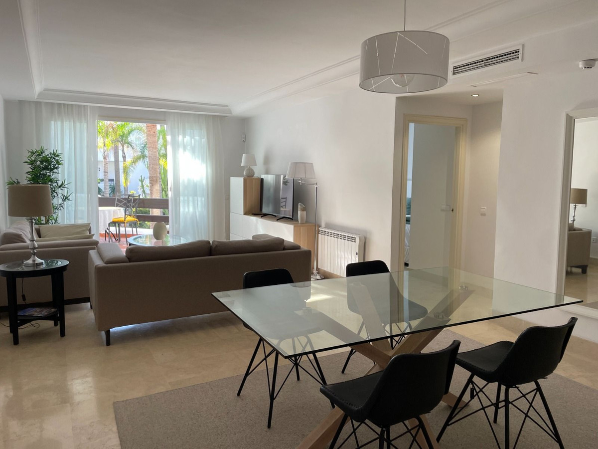 Piso de 2 Dormitorios y 2 Baños en venta en Puerto Banús, Marbella