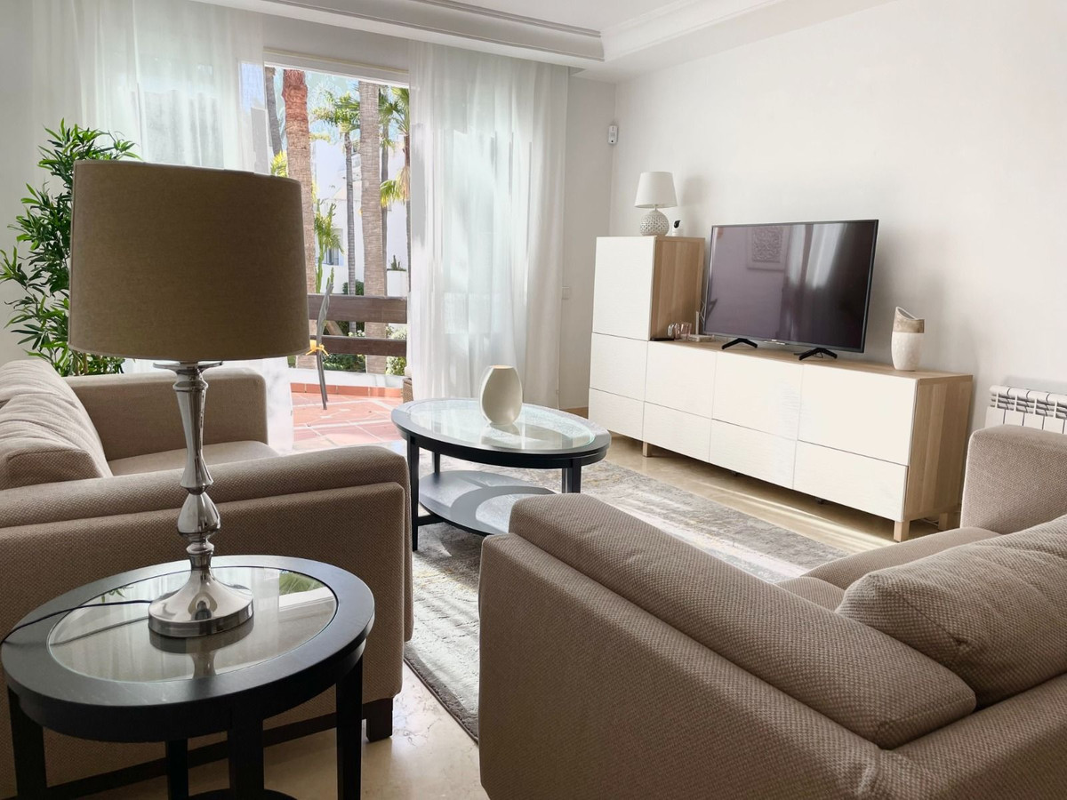 Piso de 2 Dormitorios y 2 Baños en venta en Puerto Banús, Marbella