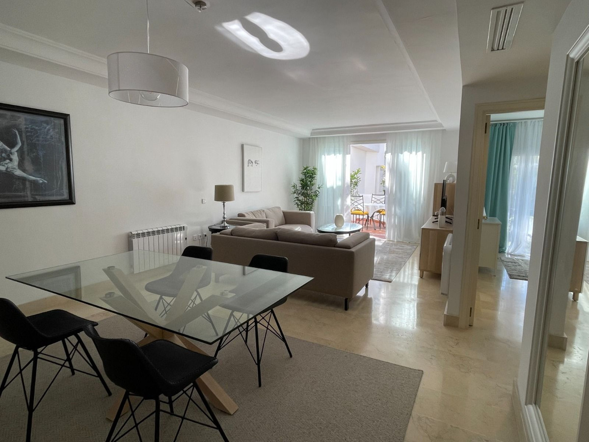 Piso de 2 Dormitorios y 2 Baños en venta en Puerto Banús, Marbella