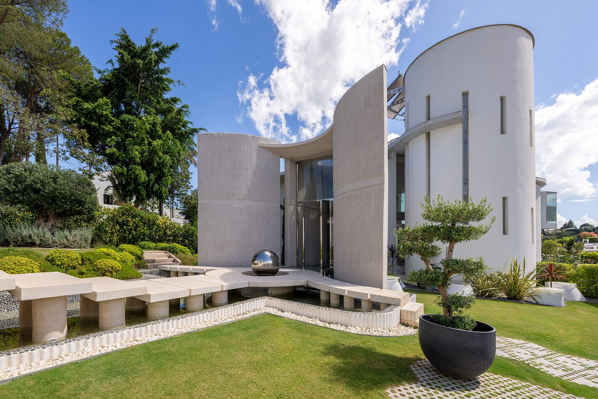 6 Bed, 6 Bath - Villa for Sale in El Paraiso, Estepona