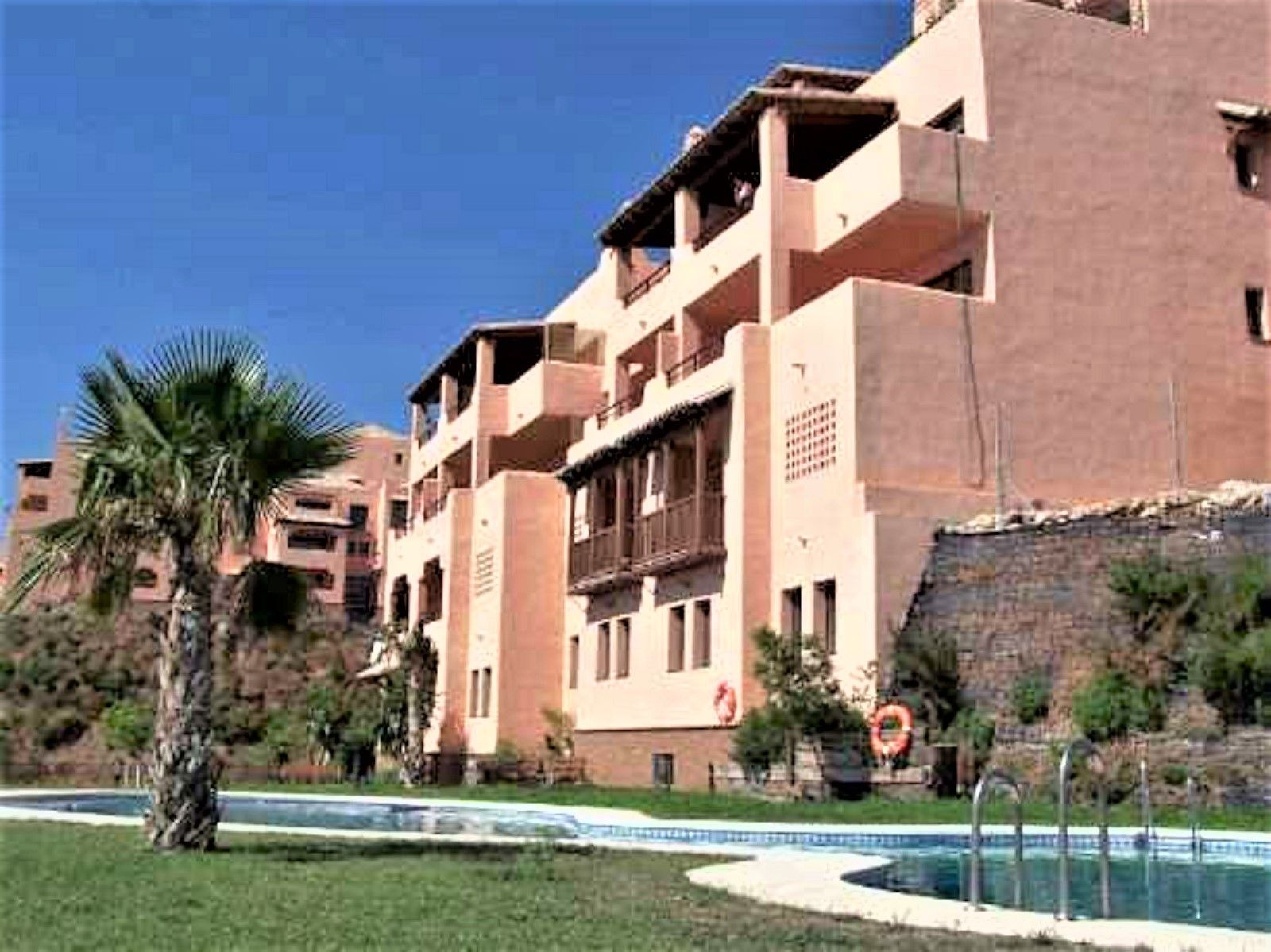 Piso de 2 Dormitorios en venta en Calahonda, Mijas