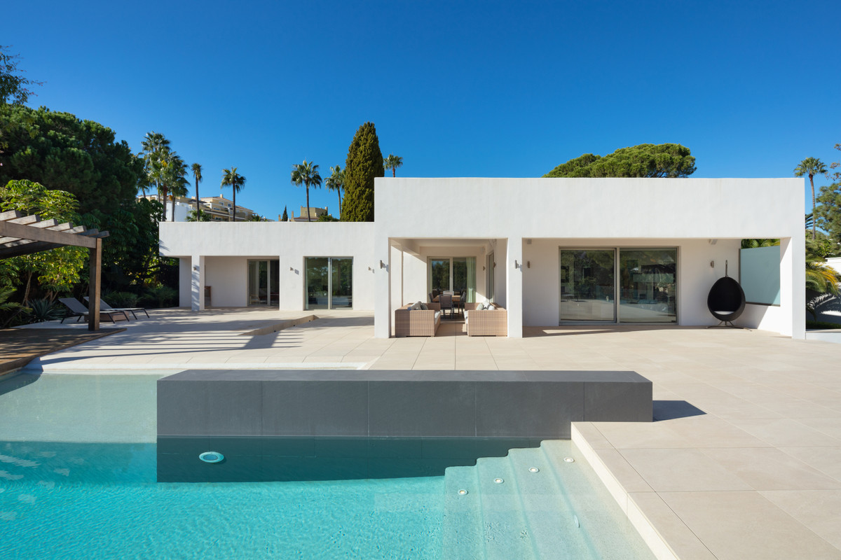 Casa de 6 Dormitorios y 5 Baños en venta en Nueva Andalucía, Marbella