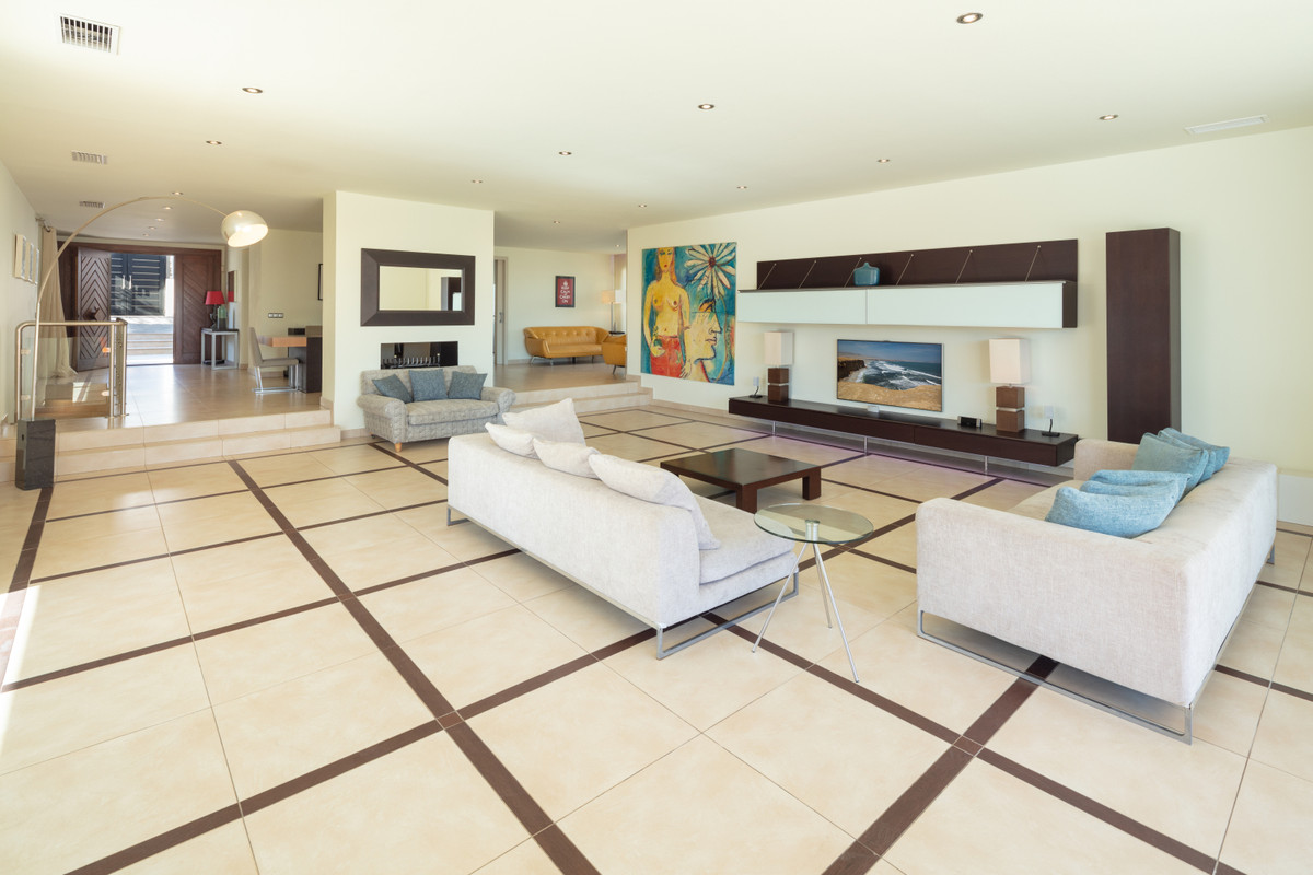 Casa de 6 Dormitorios y 5 Baños en venta en Nueva Andalucía, Marbella
