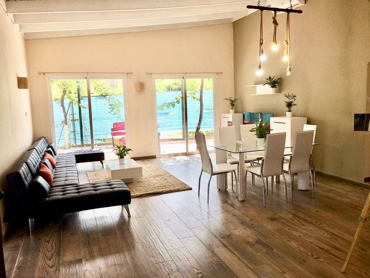Finca de 2 Dormitorios y 2 Baños en venta en Estepona