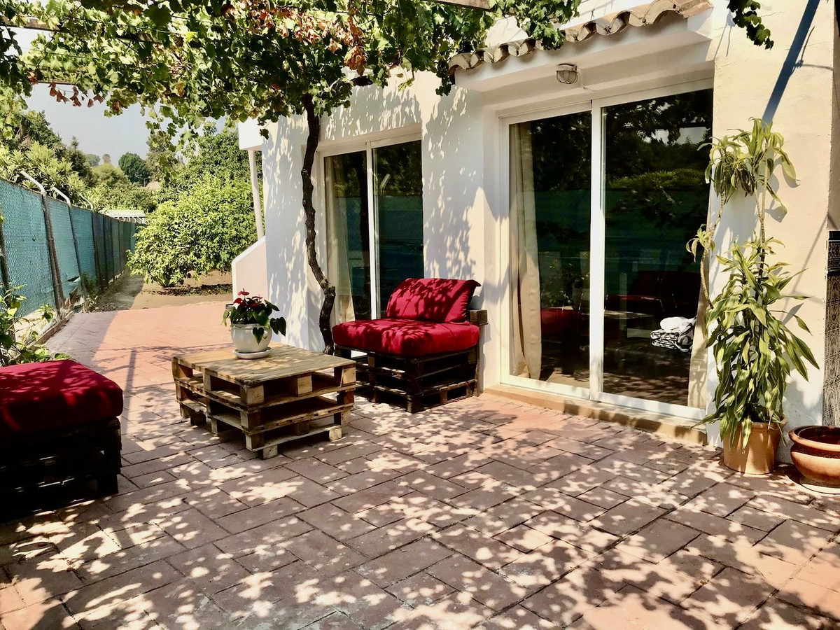 Finca de 2 Dormitorios y 2 Baños en venta en Estepona