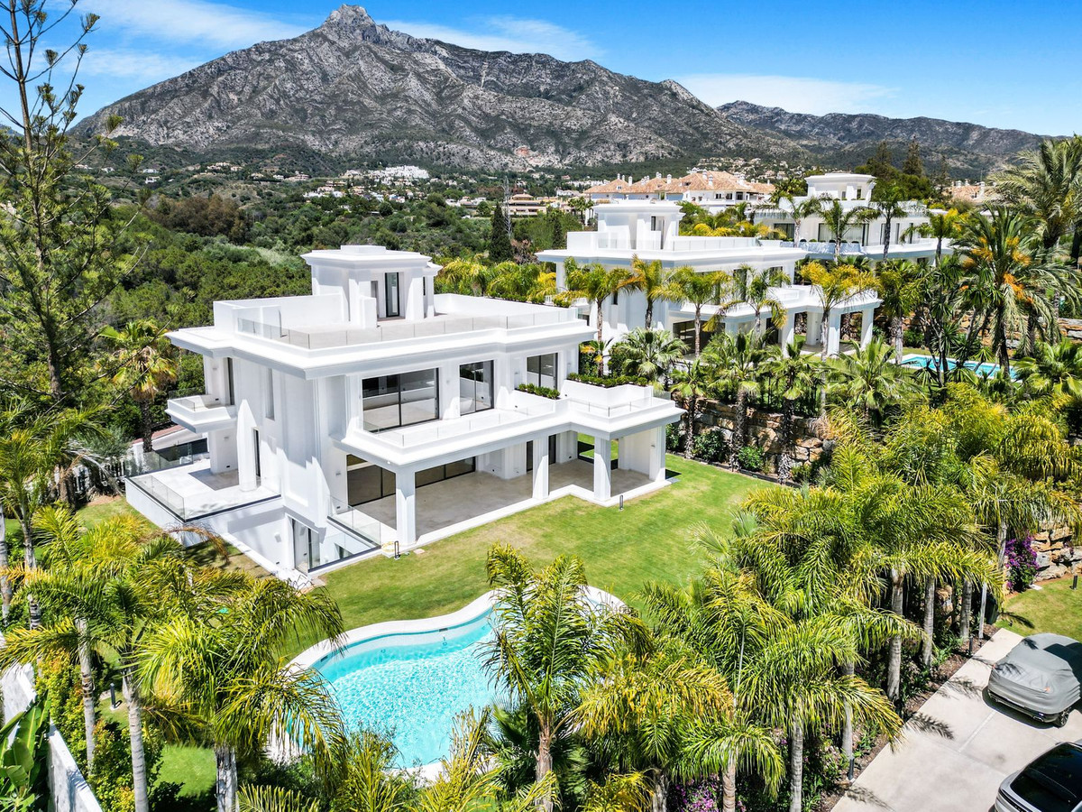 Casa de 5 Dormitorios y 5 Baños en venta en Milla de Oro, Marbella