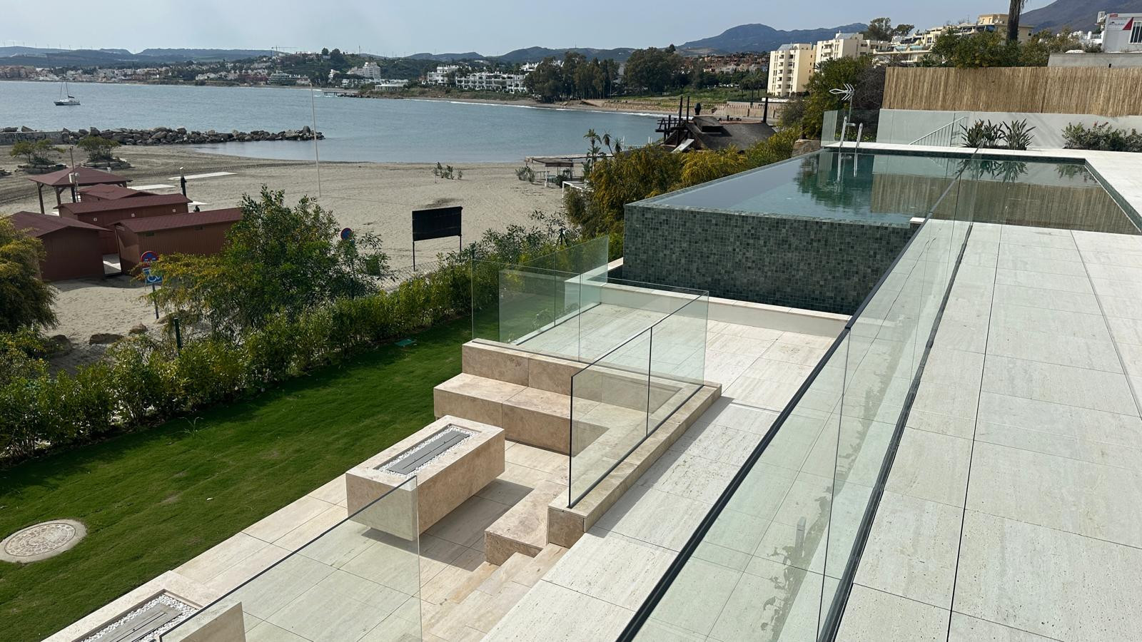 Piso de 2 Dormitorios y 2 Baños en venta en La Alqueria, Estepona