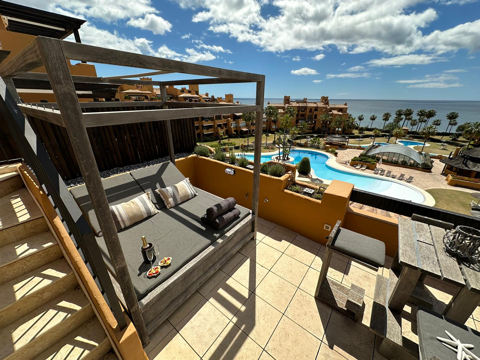 Ático de 4 Dormitorios y 4 Baños en venta en La Alqueria, Estepona