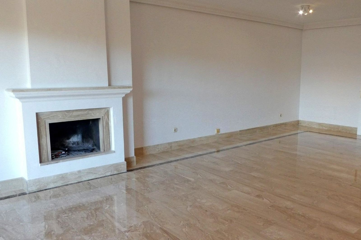 Ático de 2 Dormitorios y 2 Baños en venta en Guadalmina Baja, San Pedro de Alcántara