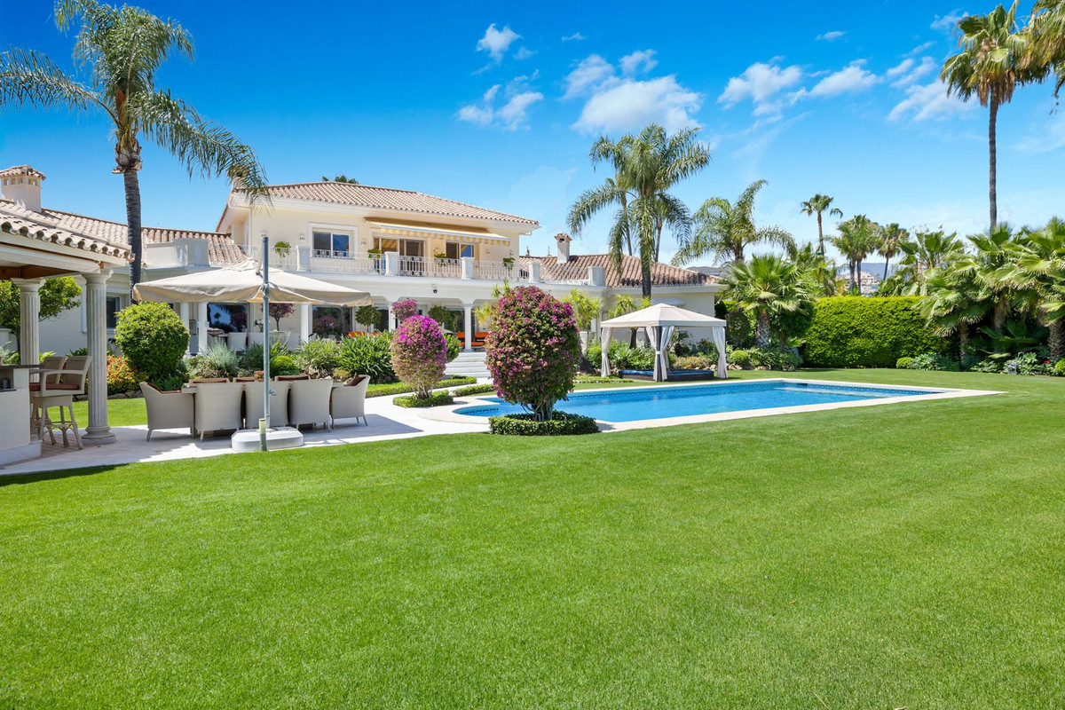 Casa de 6 Dormitorios en venta en Nueva Andalucía, Marbella