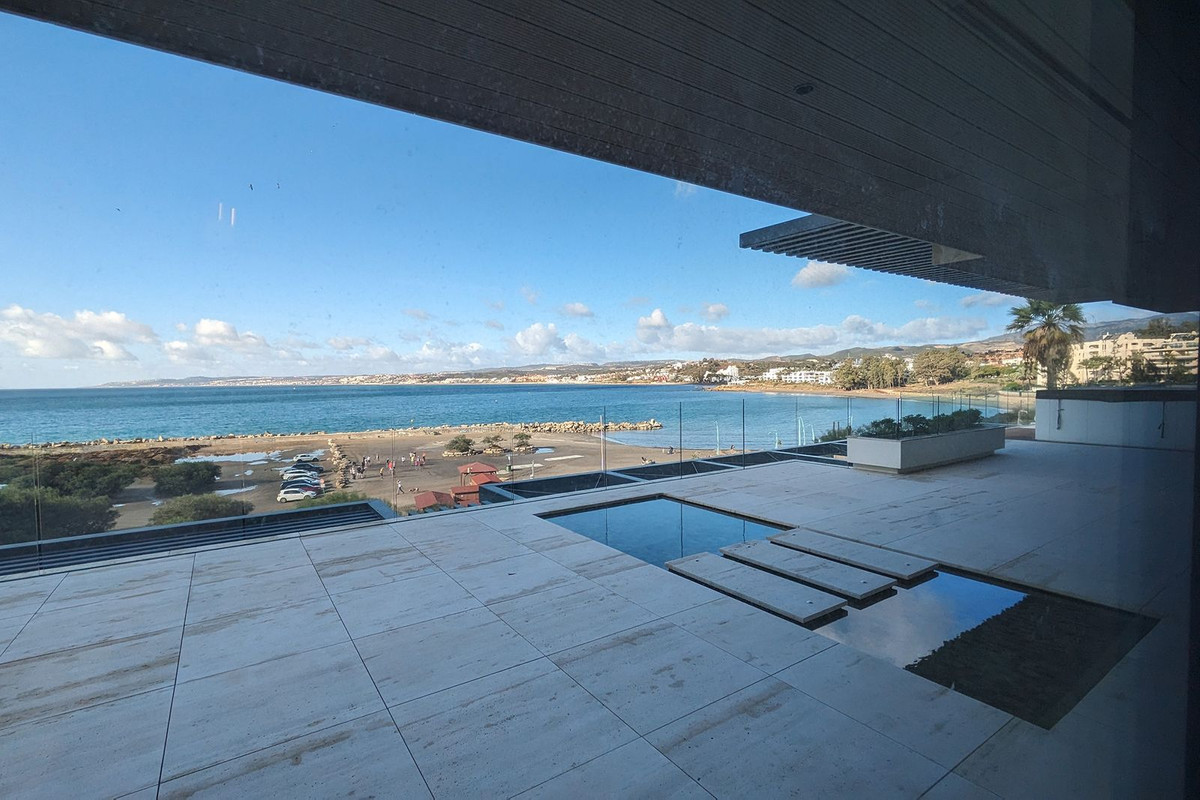 4 Bed, 5 Bath - Apartment for Sale in La Alqueria, Estepona