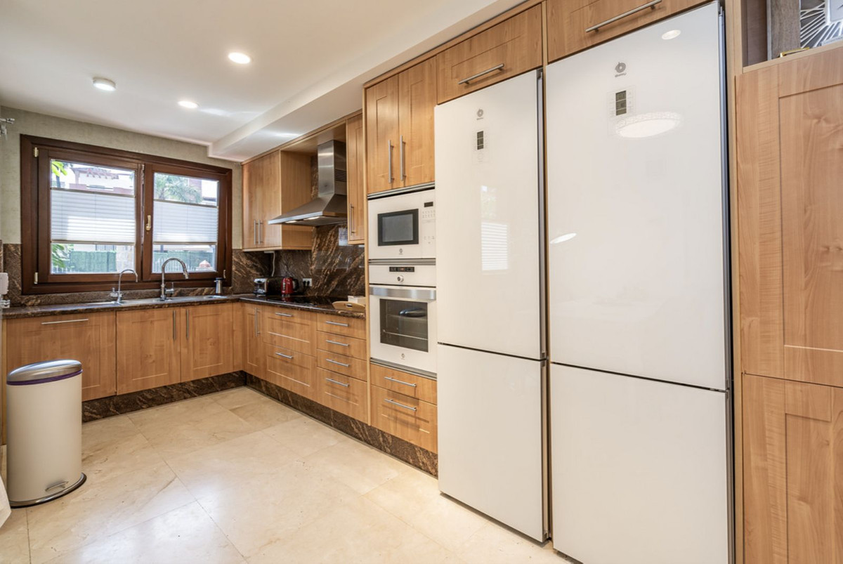 Piso de 4 Dormitorios y 4 Baños en venta en Estepona