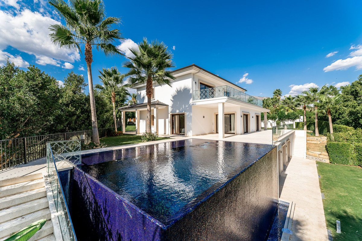 Casa de 5 Dormitorios en venta en Nueva Andalucía, Marbella