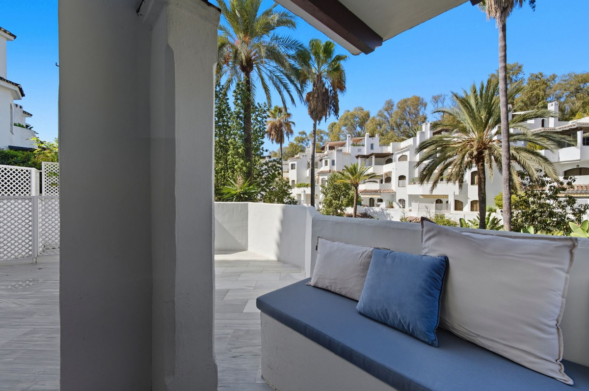 Piso de 3 Dormitorios en venta en Elviria, Marbella