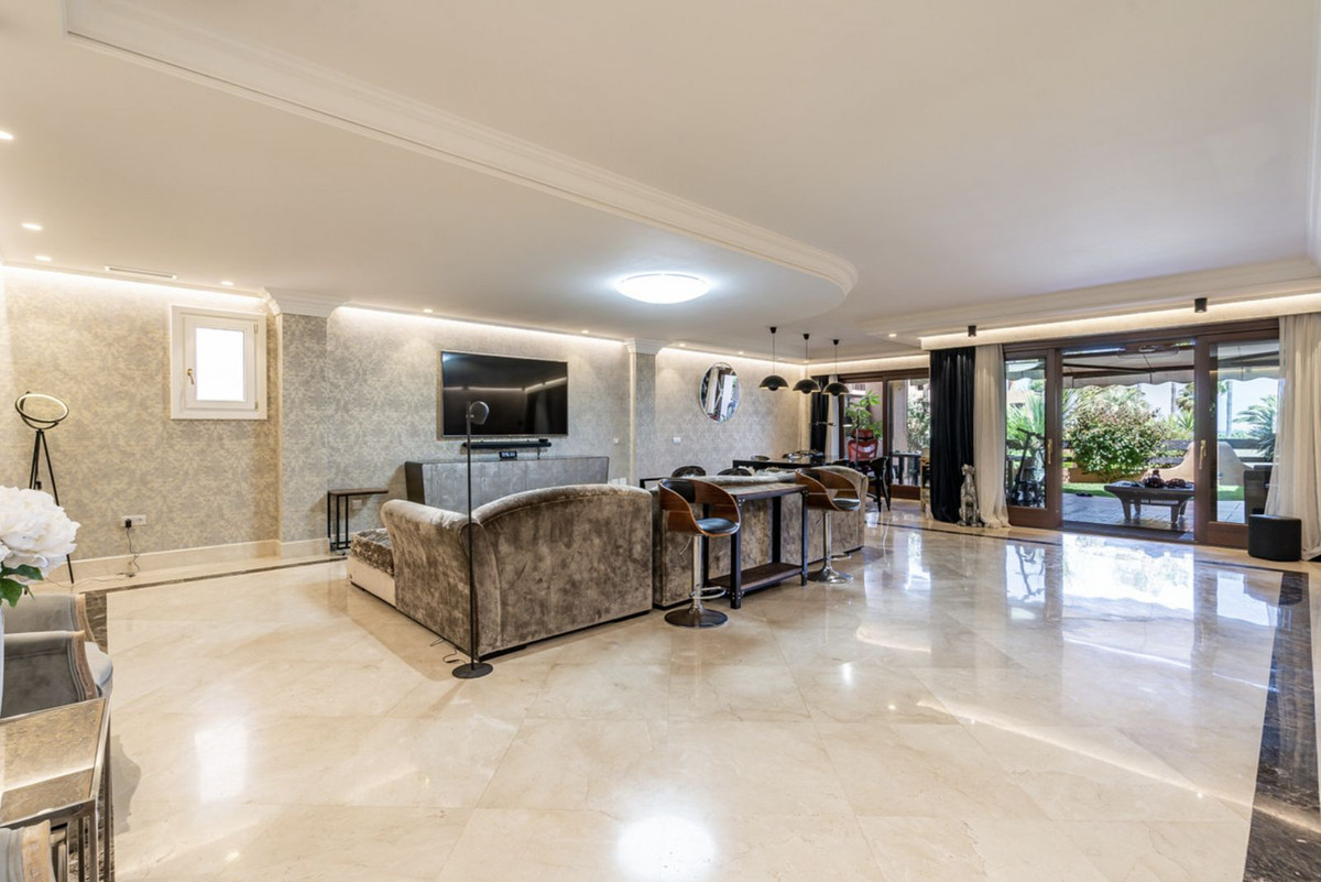 Piso de 4 Dormitorios y 4 Baños en venta en Estepona