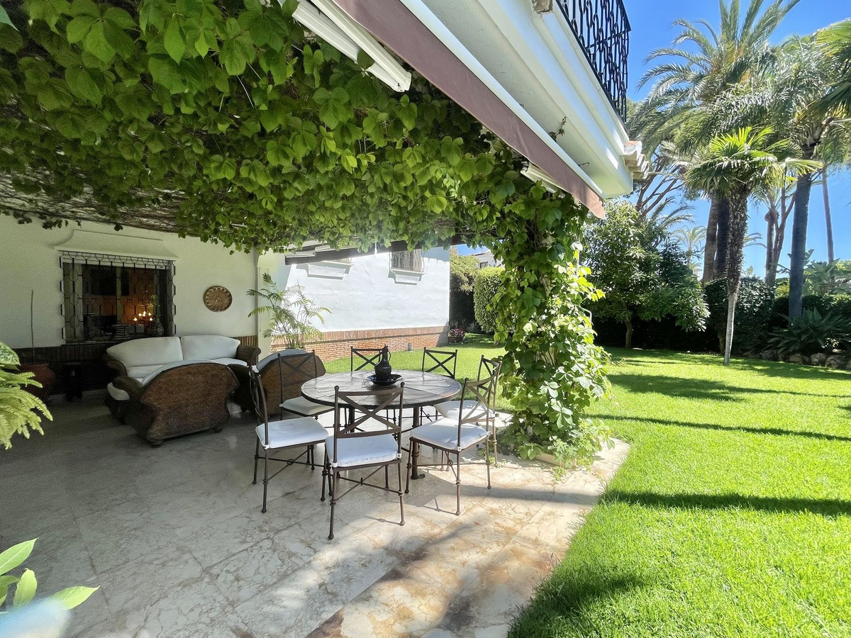 Casa de 6 Dormitorios y 5 Baños en venta en Los Monteros, Marbella