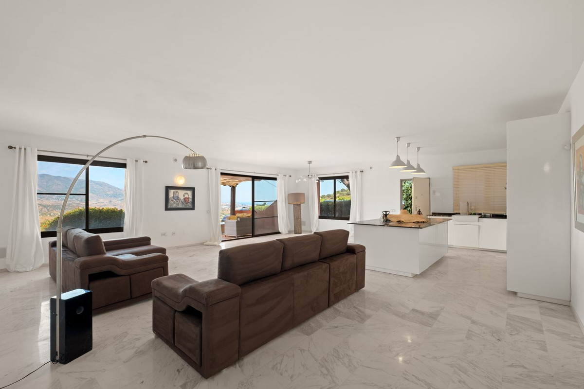 Piso de 2 Dormitorios en venta en La Mairena, Marbella