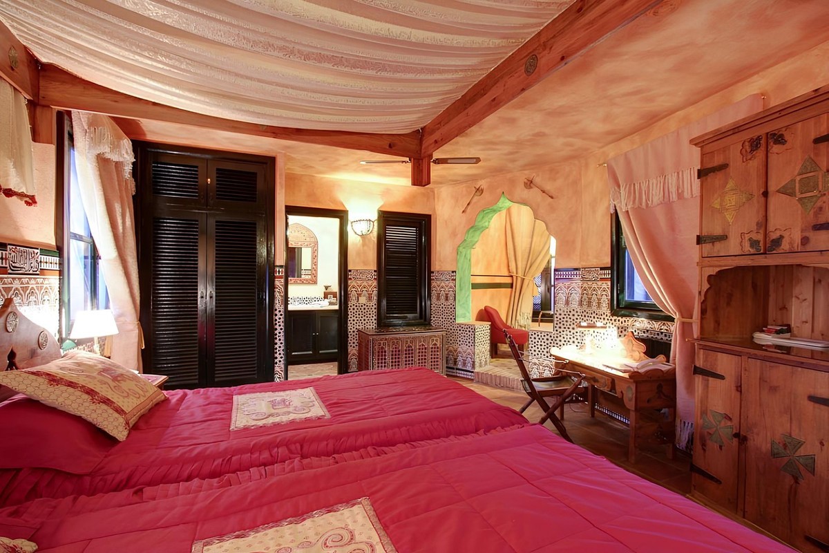 9 Bed, 11 Bath - Villa for Sale in Benahavis Pueblo