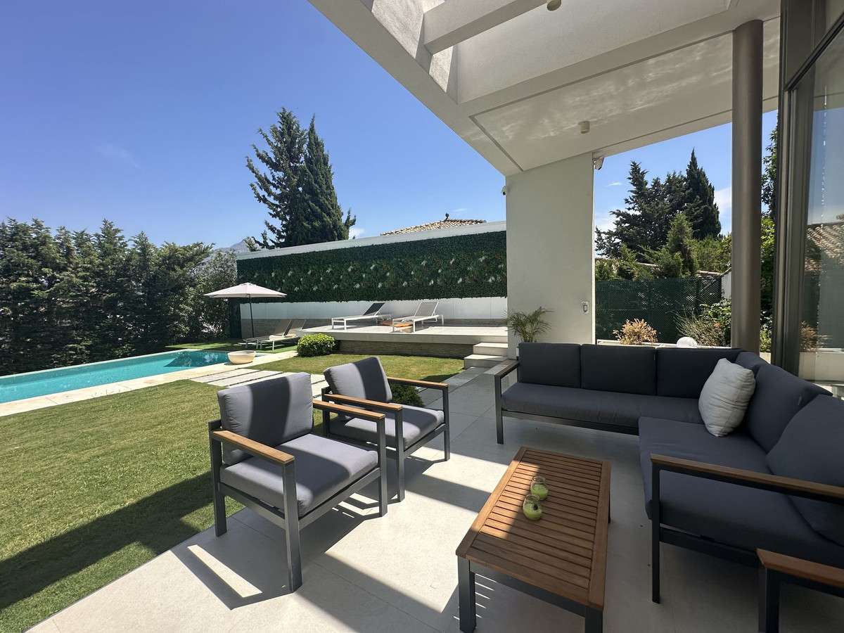 Casa de 5 Dormitorios y 5 Baños en venta en Nueva Andalucía, Marbella