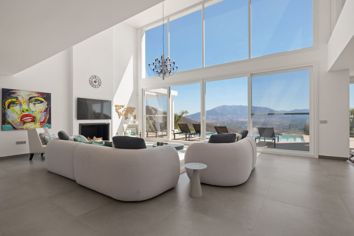 Casa de 5 Dormitorios en venta en La Mairena, Marbella