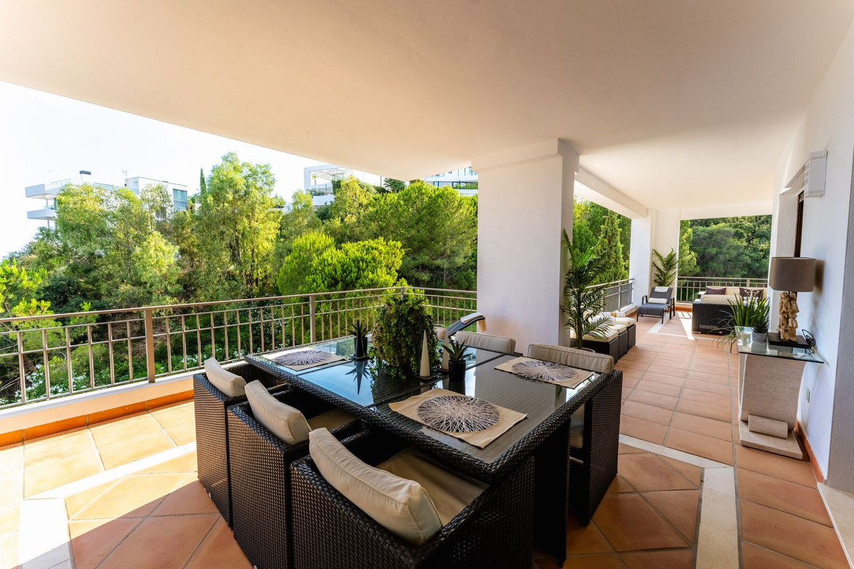 Piso de 2 Dormitorios y 2 Baños en venta en La Quinta, Benahavís