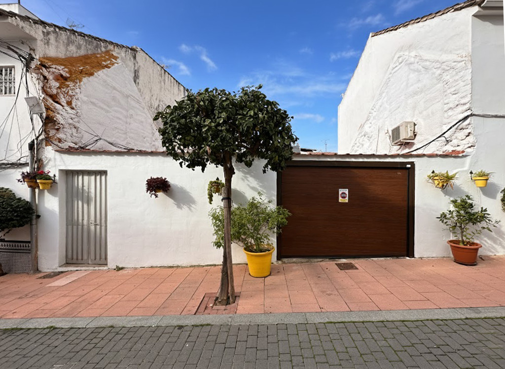 Casa Adosada de 4 Dormitorios en venta en La Alqueria, Estepona