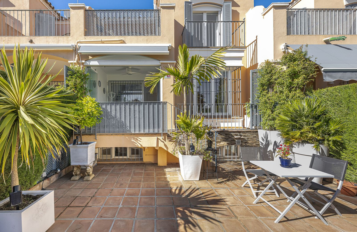 Casa Adosada de 3 Dormitorios y 3 Baños en venta en Marbella