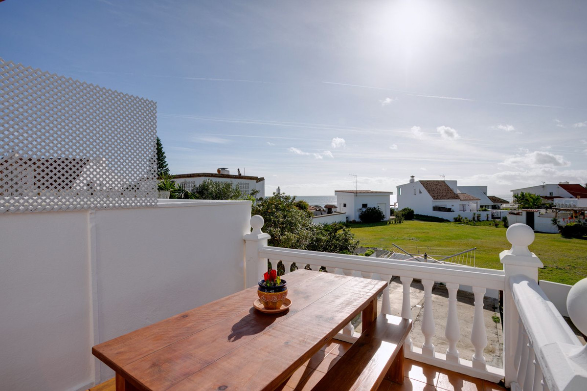 Casa Adosada de 4 Dormitorios en venta en Estepona
