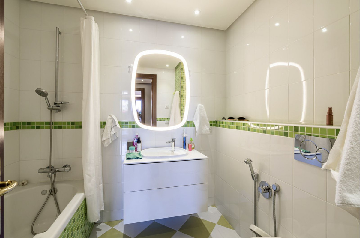 Piso de 4 Dormitorios y 4 Baños en venta en Estepona