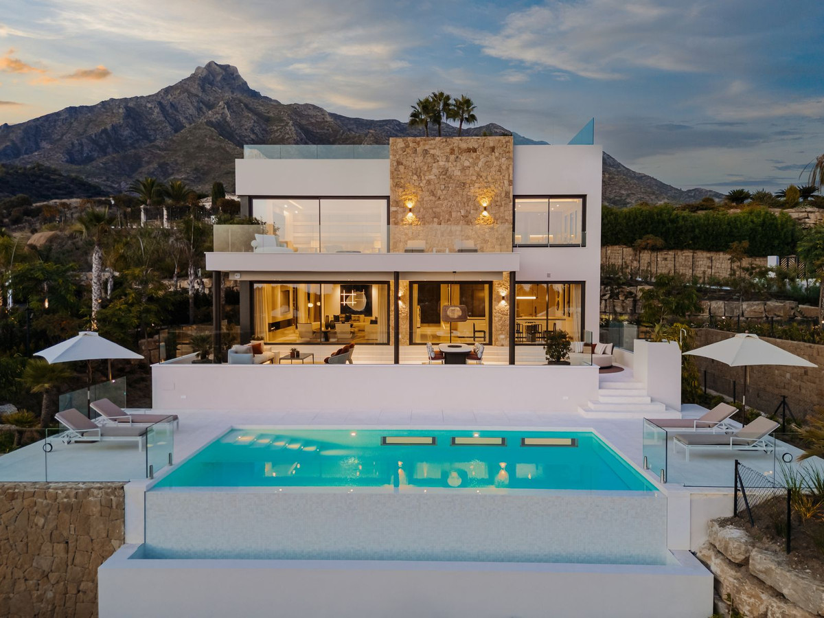Casa de 5 Dormitorios en venta en Milla de Oro, Marbella