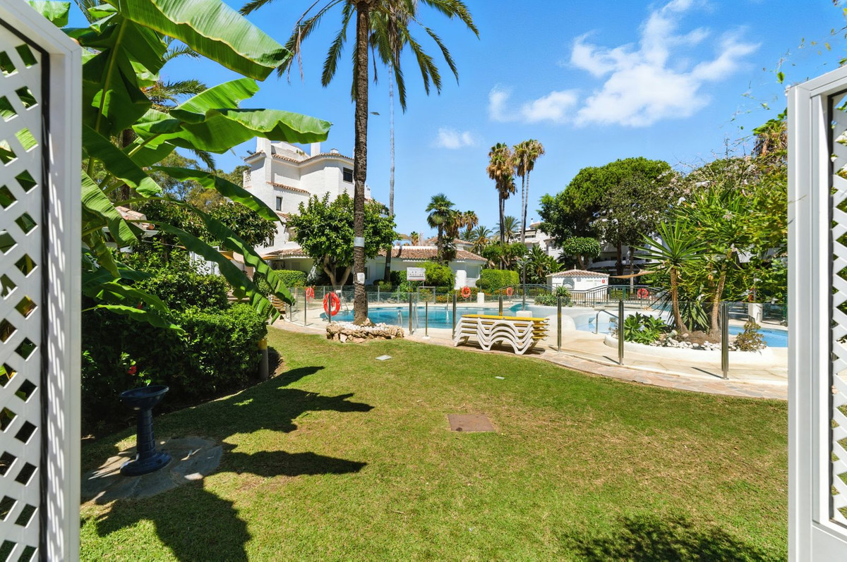 Piso de 4 Dormitorios y 3 Baños en venta en Elviria, Marbella