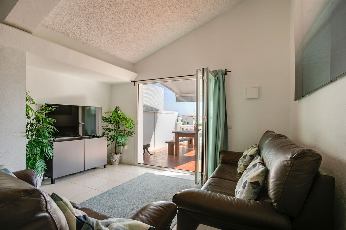 Casa Adosada de 4 Dormitorios en venta en Estepona