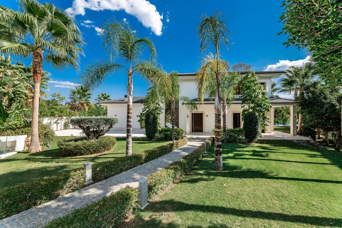 Casa de 5 Dormitorios en venta en Nueva Andalucía, Marbella
