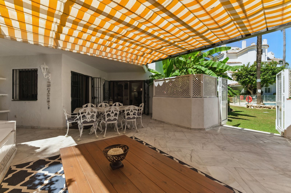 Piso de 4 Dormitorios y 3 Baños en venta en Elviria, Marbella