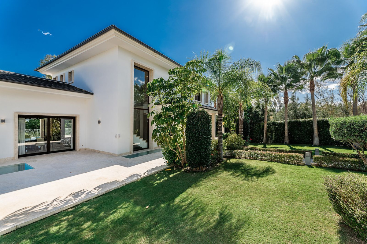 Casa de 5 Dormitorios en venta en Nueva Andalucía, Marbella