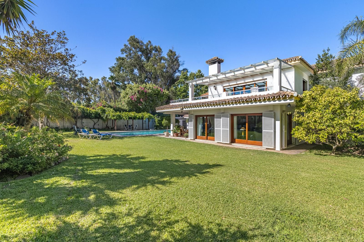 Casa de 5 Dormitorios en venta en Nueva Milla de Oro, Estepona