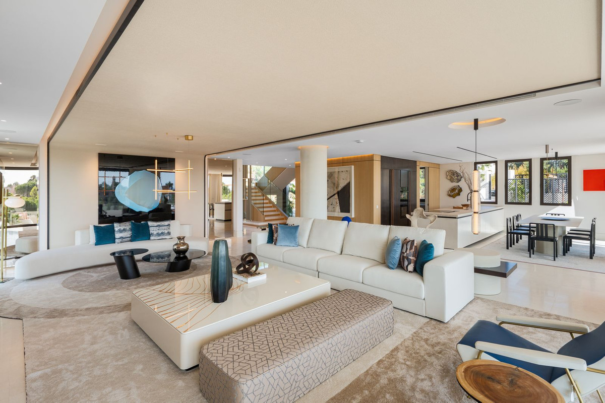 Casa de 5 Dormitorios en venta en Milla de Oro, Marbella