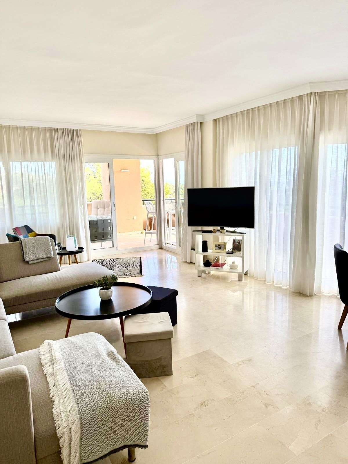 Piso de 3 Dormitorios y 2 Baños en venta en Elviria, Marbella