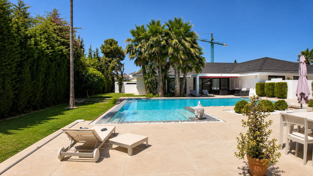 Casa de 6 Dormitorios y 7 Baños en venta en Guadalmina Baja, San Pedro de Alcántara