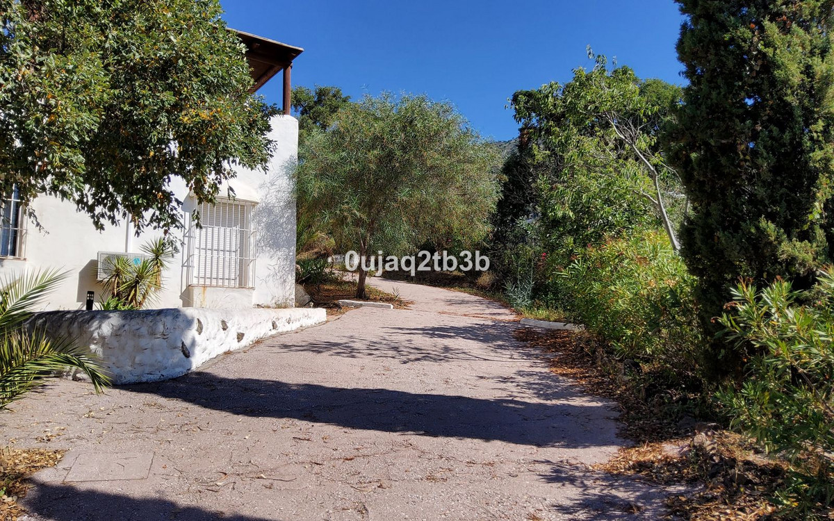 Finca de 6 Dormitorios y 4 Baños en venta en Mijas