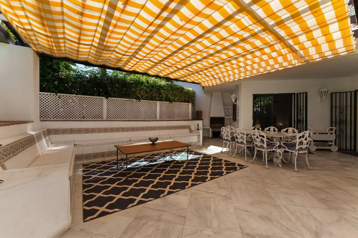 Piso de 4 Dormitorios y 3 Baños en venta en Elviria, Marbella