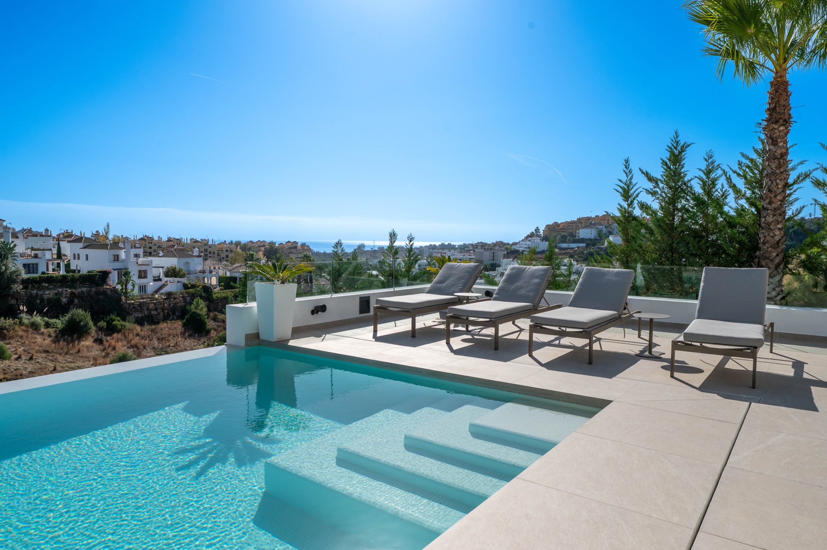 Casa de 6 Dormitorios y 6 Baños en venta en Estepona