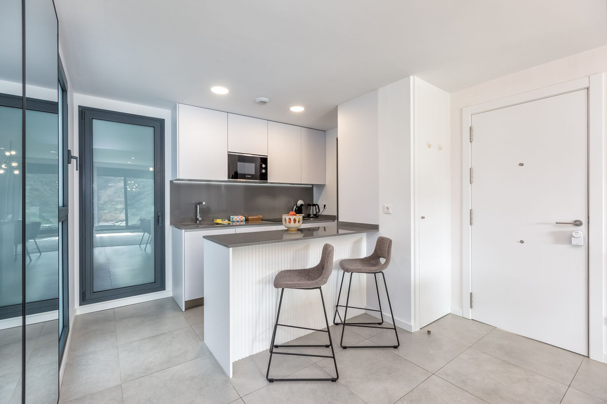 Piso de 2 Dormitorios y 2 Baños en venta en Carvajal, Fuengirola