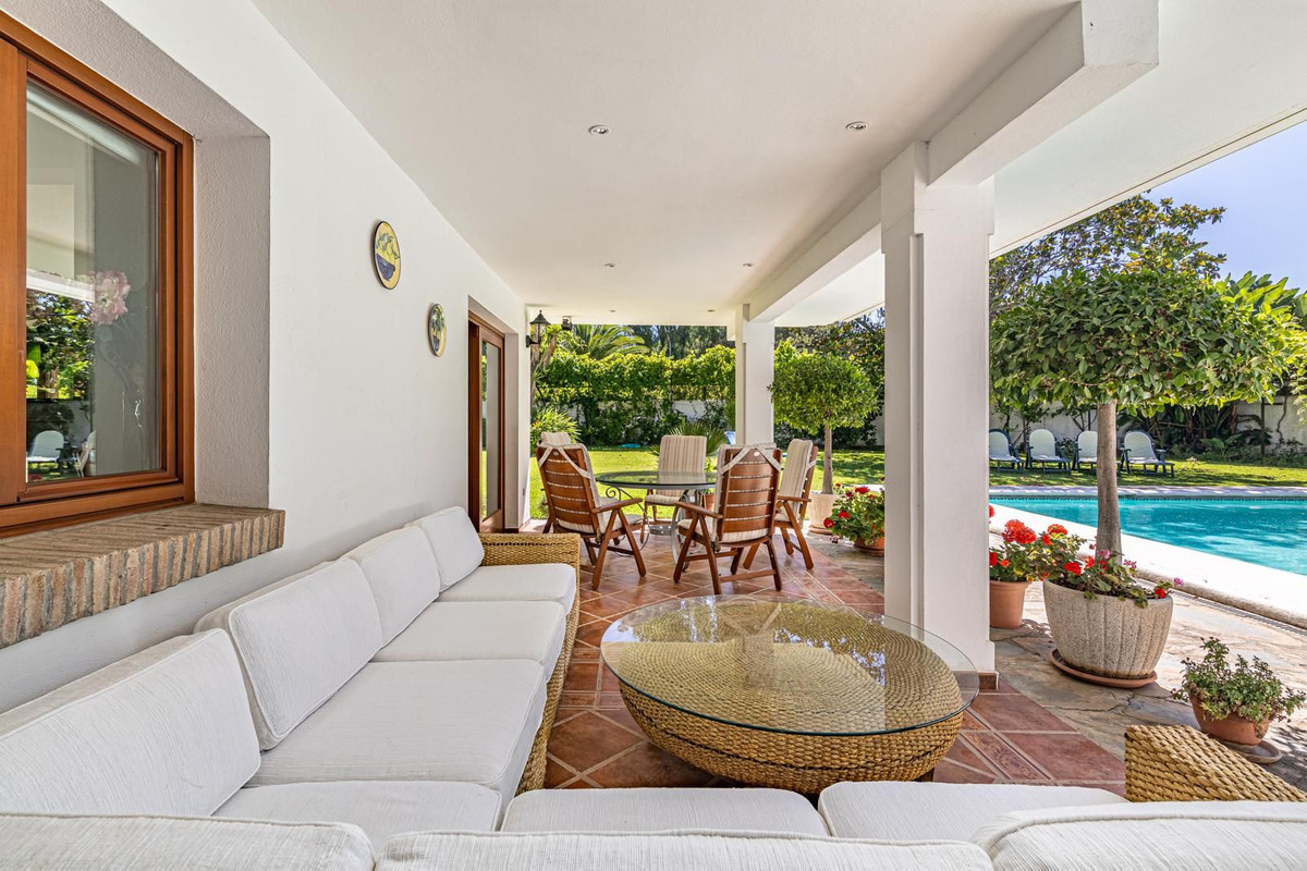 Casa de 5 Dormitorios en venta en Nueva Milla de Oro, Estepona