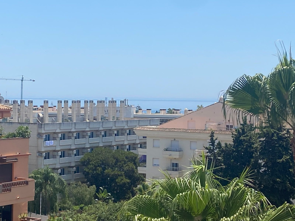 Piso de 2 Dormitorios en venta en Milla de Oro, Marbella
