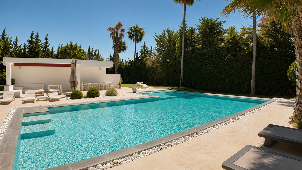 Casa de 6 Dormitorios y 7 Baños en venta en Guadalmina Baja, San Pedro de Alcántara