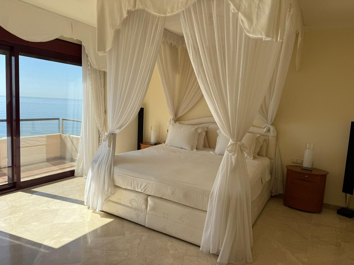 Ático de 3 Dormitorios y 5 Baños en venta en Cancelada, Estepona